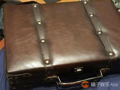 慎重打開(kāi):女友給他留下一只神秘皮箱. - 今日頭條(TouTiao.com)